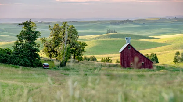 Distant Barn Rolling Fields Palouse Moscow Idaho — Stock Photo, Image