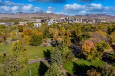 Boise Idaho 'nun küçük güzel bir kasabası. Sonbahar ağacı parkı var.