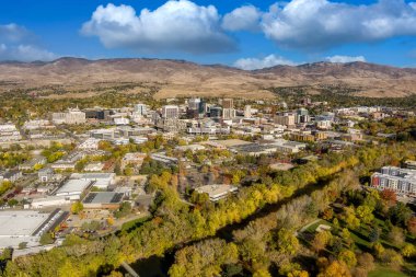 Nehir ve şehir parkıyla Boise Skyline güzel bir hava manzarası.