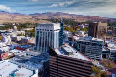 Boise Idaho şehir merkezinde sonbahar ağaçları