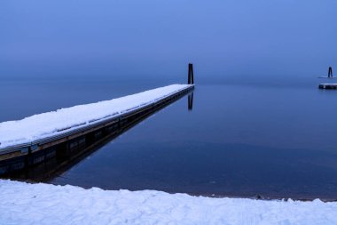 McCall 'daki Payette Gölü karla ve sisle dolu.