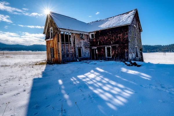 太陽の星はアイダホ州の素朴な古い家の頂上を飾る — ストック写真