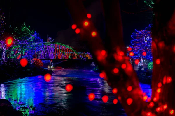 Cena Férias Com Uma Ponte Fluxo Luzes Natal — Fotografia de Stock