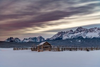 Karla kaplı alan ve tarım ağılı dağ sırasıyla