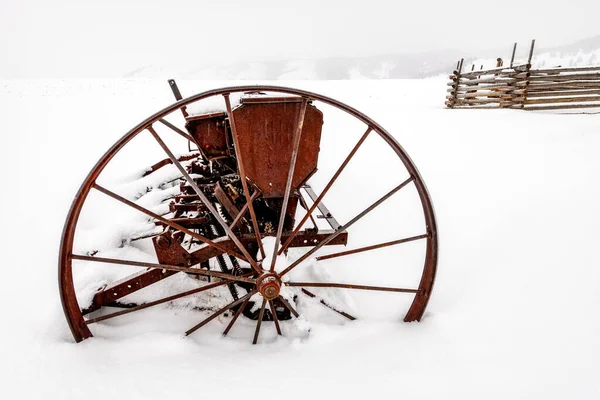 Boerderij Met Een Verlaten Gereedschap Van Apparatuur Sneeuw — Stockfoto