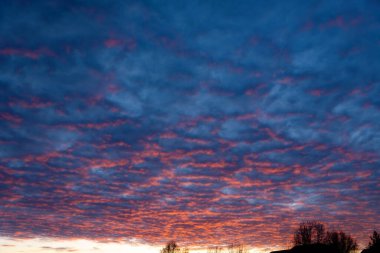 Bulutlar sabahın sıcacık renkleriyle boyanmış
