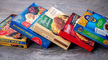 Meridian, Idaho, ABD 22 Ağustos 2020: Donmuş bir eyalette renkli yemek paketleri