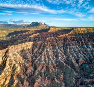 Farklı kaya türlerinin katmanları Utah 'ta güzel bir manzara oluşturur.