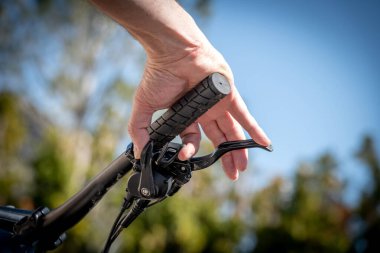 Bir bisiklet gidonunu kırma ve vites koluyla kapat