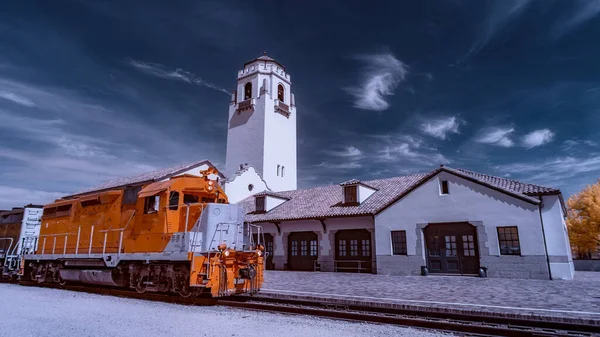 Moteur Train Ferroviaire Passe Devant Dépôt Populaire — Photo