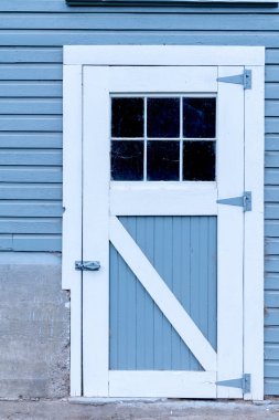 Cam pencereli ahır kapısı griye boyanmış