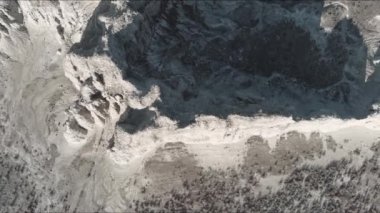 Oregon çölündeki kaya sütunlarına bakıyorum.