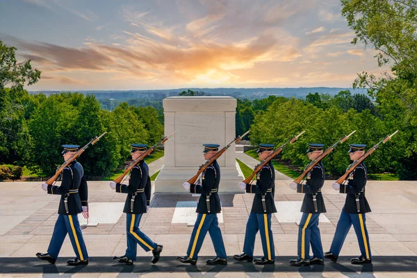 Washington Usa Mai 2021 Soldat Marschiert Vor Dem Grab Des — Stockfoto