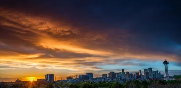 Hermosos Colores Cálidos Del Amanecer Pintan Cielo Sobre Denver — Foto de Stock