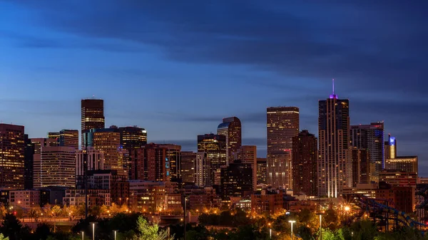 Noite Sobre Cidade Denver Colorado Com Luz Arranha Céu Ligada — Fotografia de Stock