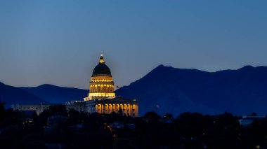 Utah başkentinde sıcak renkli yapay ışıklar.