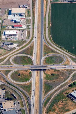 Trafik otoyolu ve başka bir yol ile ana kavşak.