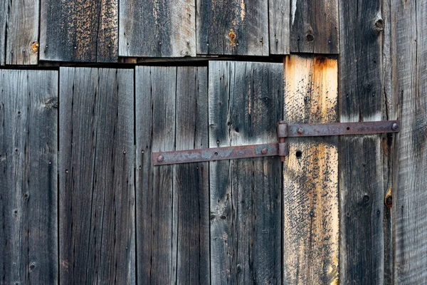 Red Rusted Hinge Gray Brown Barn Wood — Stok fotoğraf