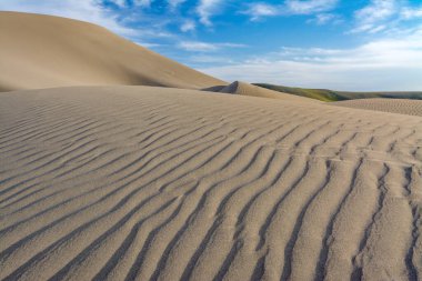 Dalgalanmalı ve tepeli güzel kum tepeleri