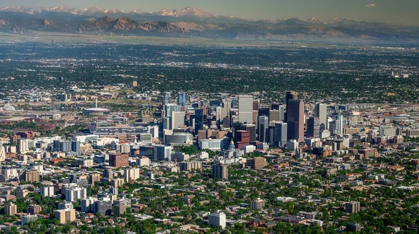 Paisaje Urbano Aéreo Denver Colorado Con Montañas Rocosas —  Fotos de Stock