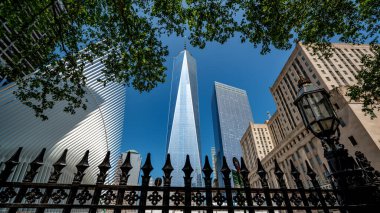 New York 'ta park çitleri olan gökdelenlerin yakın görüntüsü