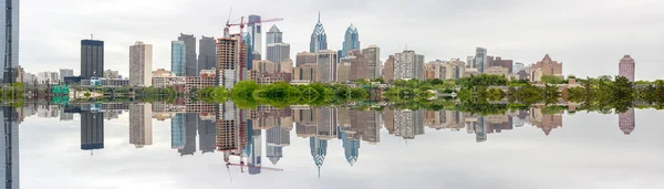 Spiegelstad Philadelphia Wolkenkrabbers Rivier Met Reflectie — Stockfoto