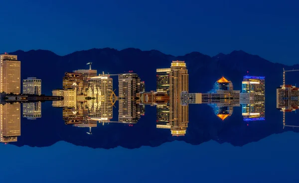 Skyline Notte Vendita Lake City Con Riflesso Speculare Esatto — Foto Stock