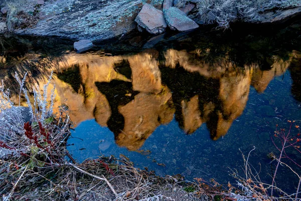 Tichá Voda Malém Potoce Odráží Vrcholy Nahoře — Stock fotografie