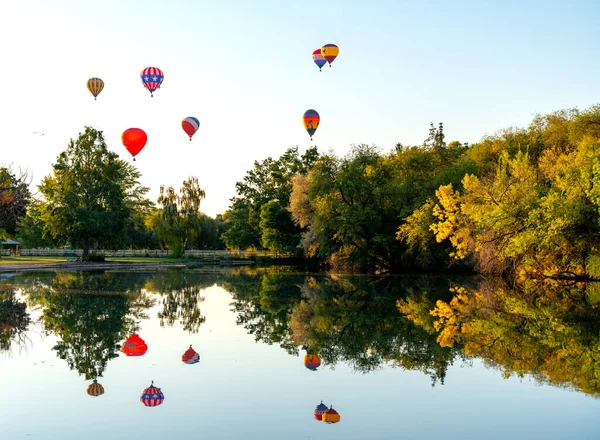 Des Ballons Survolent Tôt Matin Étang Réfléchissant Boise — Photo