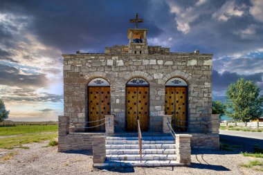 Dramatik bulutlar dağıldı ve Idaho 'daki eski kilise
