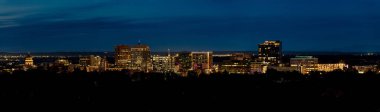 Geceleyin Boise Idaho 'nun panoramik görüntüsü
