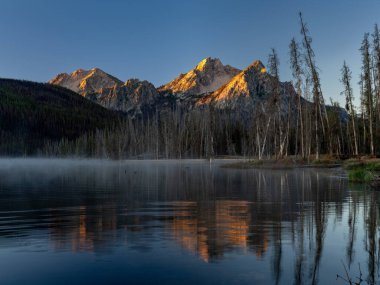 Idaho 'nun durgun göldeki tepelerinin yansıması
