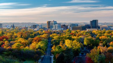 Sonbahar ağaçlarının örtüsü Boise siluetine çıkar. 