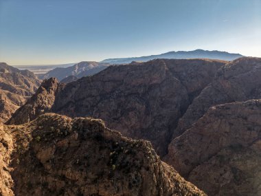 Colorado Kanyonu, güneşli bir günde, derin gölgelerde