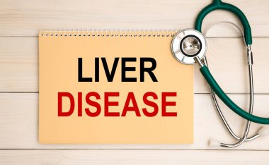 Üzerinde karaciğer hastalığı ve stetoskop yazan bir not. Tıbbi konsept.