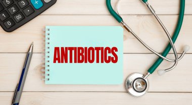 AntiBIOTICS ve steteskoplu bir not. Tıbbi konsept.