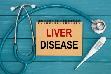 Üzerinde karaciğer hastalığı ve stetoskop yazan bir not. Tıbbi konsept.