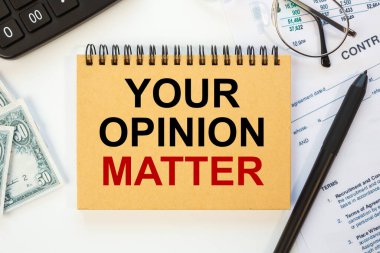 İş konsepti - Çalışma masası ve sizin görüşünüzü yazan defter