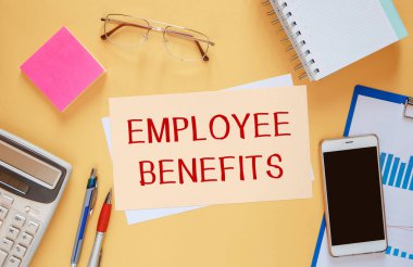 Kırtasiyenin yanındaki ofis masasında çalışan haklarının yazılı olduğu kâğıt. İş konsepti.