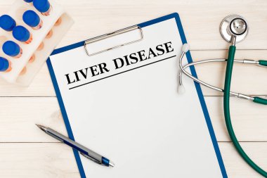 Karaciğer hastalığı ve stetoskop ile ilgili çalışma kağıtları. Tıbbi konsept.