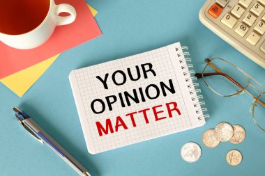 İş konsepti - Çalışma masası ve sizin görüşünüzü yazan defter