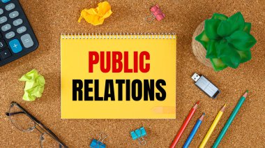 Halkla İlişkiler bir not defterine, bir ofis masasına ve ofis aksesuarlarıyla yazılır..