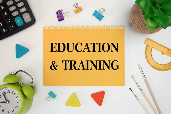 Education Training Написані Блокноті Офісному Столі Офісними Аксесуарами — стокове фото