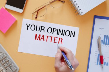 Ofis masasının üzerindeki kağıtta 