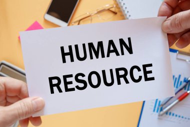 Çalışma alanı ofis masası - Çalışma alanı kartının üstünde metin İnsan kaynakları ile fotoğraf