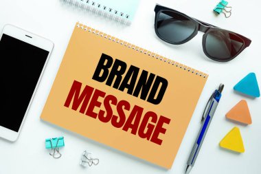 Brand MESSAGE bir not defterine ofis aksesuarlarıyla birlikte yazılır..