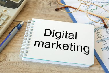 Çalışma alanı ofis masası - metin Dijital pazarlama ile çalışma alanı kartının üzerine foto