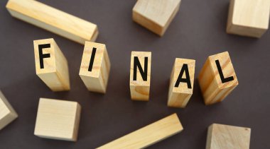 Koyu gri arkaplan üzerindeki kübik bloklar üzerindeki FINAL iletisi