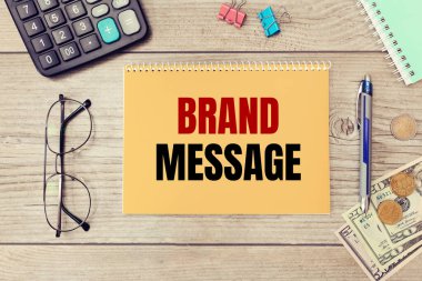 Brand MESSAGE bir not defterine ofis aksesuarlarıyla birlikte yazılır..