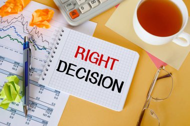 Çalışma masası ve defter yazma Doğru Karar